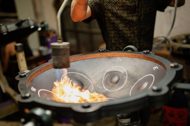 artisan en cours de fabrication d'un handpan